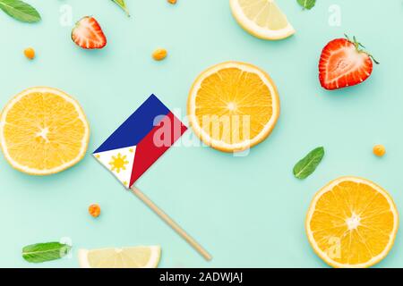 Philippines Drapeau Papier Stick. Concept national des fruits d'été, le marché des aliments locaux. Thème végétarien. Banque D'Images