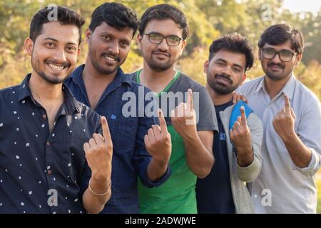 Groupe de jeunes électeurs indiens montrant les doigts après avoir lancé il y a de voix. Banque D'Images