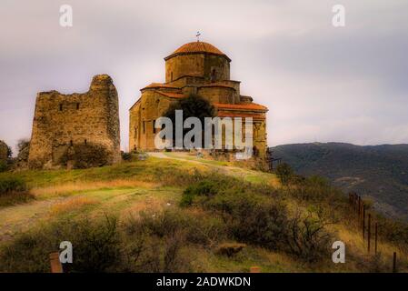 Géorgie : Jvari 6e siècle Eglise orthodoxe de Géorgie. C'est un site du patrimoine mondial de l'UNESCO, et un rare exemple d'architecture religieuse géorgienne Banque D'Images