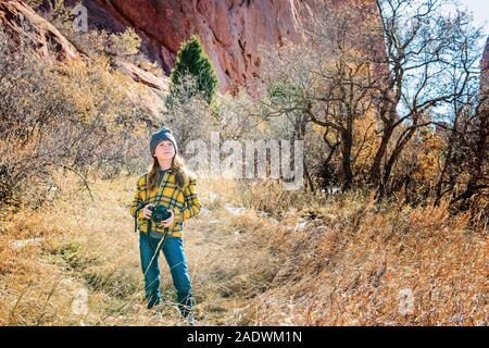 Jeune fille avec l'appareil photo de la randonnée dans les montagnes Banque D'Images