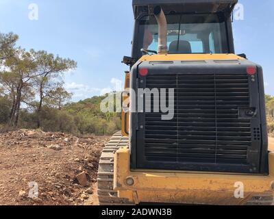 Bulldozer sur chenilles de derrière. Le terrassement de la machinerie lourde sur la route de travaux de construction. Banque D'Images