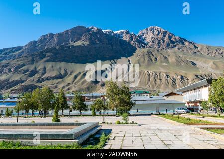 Khorog GBAO Immeuble du Gouvernement de la région autonome du Haut-Badakhchan Vue de l'autre côté montagne sur un ciel bleu ensoleillé Jour Banque D'Images