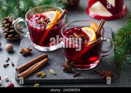 Vin rouge Vin chaud avec des épices. Décoration de Noël. Fond gris. Close up Banque D'Images