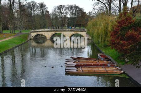 Cambridge Cambridgeshire/UK 16 Novembre 2019 : vue d'automne de la rivière Cam et un peu plates. Banque D'Images