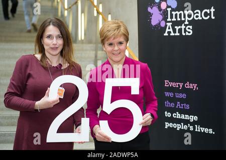 Edinburgh, Royaume-Uni. 5 déc, 2019. Sur la photo : Nicola Sturgeon MSP - Premier Ministre de l'Écosse et Leader du Parti national écossais (SNP). Photocall pour l'impact de divers arts MSP et chefs de parti écossais assemblé au pied de l'escalier dans le Jardin Hall du parlement écossais. Crédit : Colin Fisher/Alamy Live News Banque D'Images