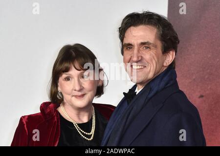 Heidi Thomas et Stephen McGann assister à la première mondiale et Royal Performance de '1917' à l'Odeon Leicester Square luxe à Londres. Banque D'Images