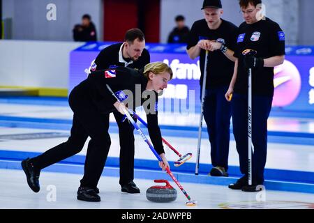 Xining, Province de Qinghai en Chine. Le 05 mai 2019. Sergei Glukhov(L) avant de la Russie fait concurrence au cours de la Men's match à l'élite internationale de curling 2019 contre les États-Unis à Xining, capitale de la province du Qinghai dans le nord-ouest de la Chine, 05 déc., 2019. Credit : Zhang Long/Xinhua/Alamy Live News Banque D'Images