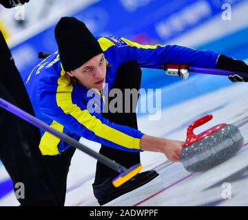 Xining, Province de Qinghai en Chine. Le 05 mai 2019. Par Fredrik Carlsen de Suède est en concurrence au cours de la Men's match à l'élite internationale de curling 2019 contre la Chine à Xining, capitale de la province du Qinghai dans le nord-ouest de la Chine, 05 déc., 2019. Credit : Zhang Long/Xinhua/Alamy Live News Banque D'Images