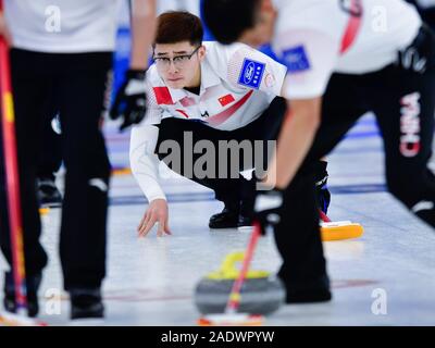 Xining. Le 05 mai 2019. Xu Jintao(C) de la concurrence de la Chine au cours de la Men's match à l'élite internationale de curling 2019 contre la Suède à Xining, capitale de la province du Qinghai dans le nord-ouest de la Chine, Déc.05, 2019. Credit : Zhang Long/Xinhua/Alamy Live News Banque D'Images