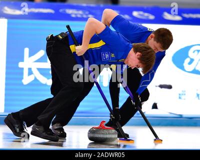 Xining, Province de Qinghai en Chine. Le 05 mai 2019. Ulrik Fedrik Patz(arrière) et Simon Otto Andreas Olofsson de Suède en concurrence au cours de la Men's match à l'élite internationale de curling 2019 contre la Chine à Xining, capitale de la province du Qinghai dans le nord-ouest de la Chine, 05 déc., 2019. Credit : Zhang Long/Xinhua/Alamy Live News Banque D'Images