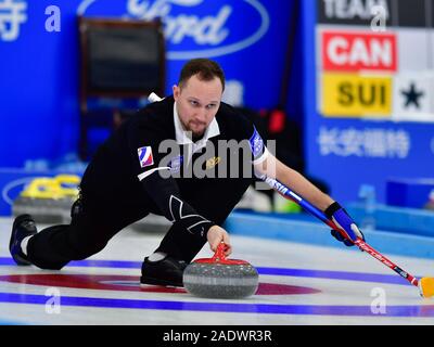 Xining, Province de Qinghai en Chine. Le 05 mai 2019. Anton Kalalb de Russie fait concurrence au cours de la Men's match à l'élite internationale de curling 2019 contre les États-Unis à Xining, capitale de la province du Qinghai dans le nord-ouest de la Chine, 05 déc., 2019. Credit : Zhang Long/Xinhua/Alamy Live News Banque D'Images