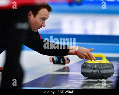 Xining, Province de Qinghai en Chine. Le 05 mai 2019. Gregory Allen Persinger des États-Unis fait concurrence au cours de la Men's match à l'élite internationale de curling 2019 contre la Russie à Xining, capitale de la province du Qinghai dans le nord-ouest de la Chine, 05 déc., 2019. Credit : Zhang Long/Xinhua/Alamy Live News Banque D'Images