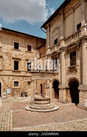 Palais Nobili-Tarugi et le Griffin bien dans la Piazza Grande dans le bâtiment médiéval et Renaissance ville de Montepulciano colline toscane italie EU Banque D'Images