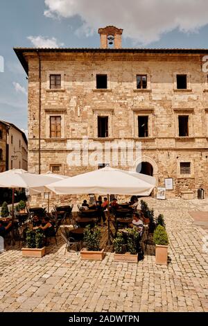 Un café restaurant à la Piazza Grande dans le centre historique de la ville médiévale et Renaissance de Montepulciano Toscane Italie EU Banque D'Images