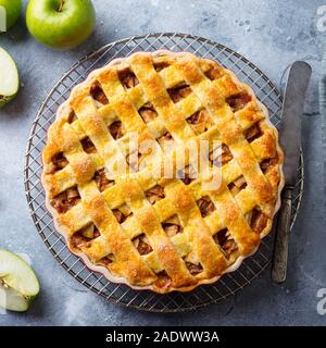 Tarte aux pommes sur une grille de refroidissement. Fond gris. Close up. Vue d'en haut Banque D'Images