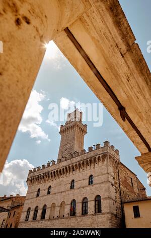 Le soleil de l'été et Palazzo Comunale / Hôtel de ville de la Piazza Grande de la ville Renaissance historique centre de Montepulciano Toscane Italie EU Banque D'Images