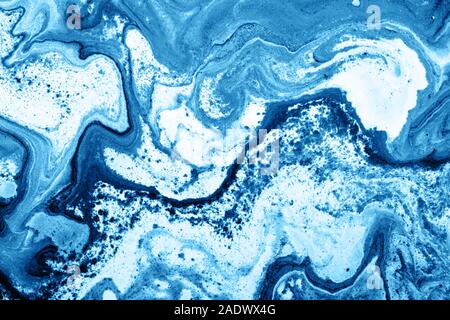 Le persillage fond peinture liquide. Texture fluide peinture abstraite, mélange de couleurs bleu et blanc. Banque D'Images