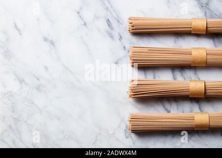 Les nouilles soba sur en arrière-plan. La cuisine japonaise traditionnelle. Vue d'en haut. Copy space Banque D'Images