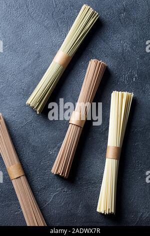 Les nouilles soba sur fond d'ardoise. La cuisine japonaise traditionnelle. Vue d'en haut Banque D'Images