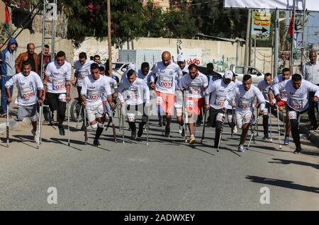 Al-Nuseirat, la bande de Gaza, territoire palestinien. 5 déc, 2019. Les amputés palestiniens concurrence dans une course run local dans Al-Nuseirat au centre de la bande de Gaza, le 5 décembre 2019 Crédit : Ashraf Amra/APA/Images/fil ZUMA Alamy Live News Banque D'Images