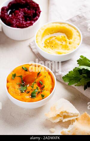 Ensemble de plats végétariens Middle Eastern Arabian,aubergine betterave et pommes de terre douces baba ganoush dip ou mutabbal avec assaisonnement sur fond blanc, close-up Banque D'Images