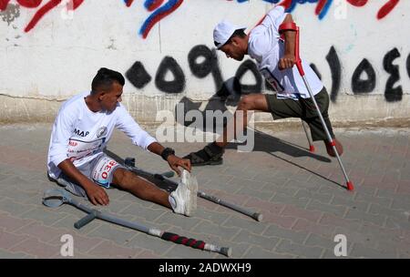 Al-Nuseirat, la bande de Gaza, territoire palestinien. 5 déc, 2019. Les amputés palestiniens concurrence dans une course run local dans Al-Nuseirat au centre de la bande de Gaza, le 5 décembre 2019 Crédit : Ashraf Amra/APA/Images/fil ZUMA Alamy Live News Banque D'Images