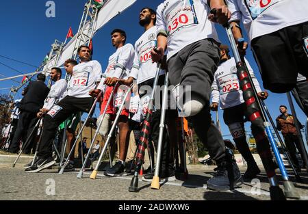 Al-Nuseirat, la bande de Gaza, territoire palestinien. 5 déc, 2019. Les amputés palestiniens concurrence dans une course run local dans Al-Nuseirat au centre de la bande de Gaza, le 5 décembre 2019 Crédit : Ashraf Amra/APA/Images/fil ZUMA Alamy Live News Banque D'Images