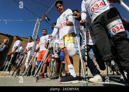 Al-Nuseirat, la bande de Gaza, territoire palestinien. 5 déc, 2019. Les amputés palestiniens concurrence dans une course run local dans Al-Nuseirat au centre de la bande de Gaza, le 5 décembre 2019 Crédit : Ashraf Amra/APA/Images/fil ZUMA Alamy Live News Banque D'Images