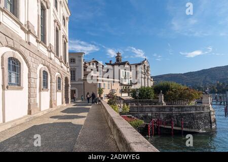 Stresa, Italie - 27 ottobre, 2019 : Les gens qui marchent sur la rue autour de la petite île de Bella, Lac Majeur, Italie Banque D'Images