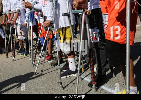 Al-Nuseirat, la bande de Gaza, territoire palestinien. 5 déc, 2019. Les amputés palestiniens concurrence dans une course run local dans Al-Nuseirat au centre de la bande de Gaza, le 5 décembre 2019 Crédit : Ashraf Amra/APA/Images/fil ZUMA Alamy Live News Banque D'Images