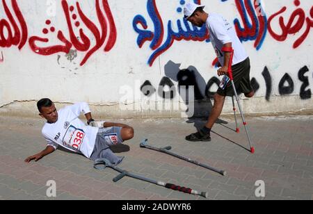 Al-Nuseirat, la bande de Gaza, territoire palestinien. 5 déc, 2019. Les amputés palestiniens concurrence dans une course run local dans Al-Nuseirat au centre de la bande de Gaza, le 5 décembre 2019 Crédit : Ashraf Amra/APA/Images/fil ZUMA Alamy Live News Banque D'Images