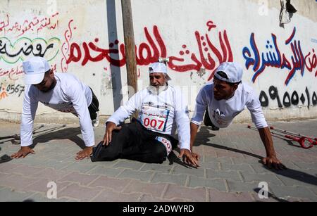 Al-Nuseirat, la bande de Gaza, territoire palestinien. 5 déc, 2019. Les amputés palestiniens concurrence dans une course run local dans Al-Nuseirat au centre de la bande de Gaza, le 5 décembre 2019 Crédit : Ashraf Amra/APA/Images/fil ZUMA Alamy Live News Banque D'Images