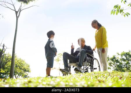 Grand-père Grand-mère et petit-fils d'Asie s'amuser en plein air dans le parc Banque D'Images