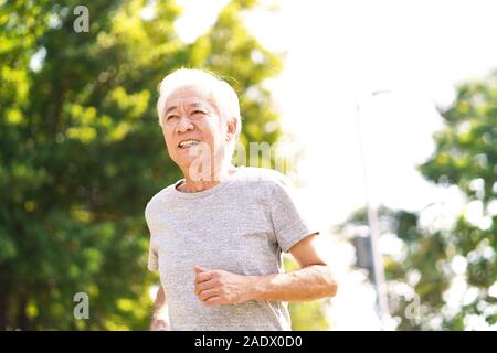 Healthy Senior asian man exercising outdoors Banque D'Images