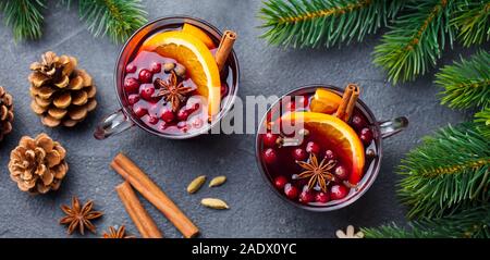 Vin rouge Vin chaud avec des épices. Décoration de Noël. Ardoise arrière-plan. Vue d'en haut Banque D'Images