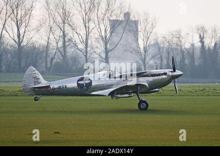 L'IWC Spitfire MK IX les terres d'argent à Goodwood après l'aérodrome pilotes britanniques Steve Brooks et Matt Jones tour du monde avec succès dans le nouveau Spitfire restaurée. Banque D'Images