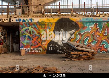 05 décembre 2019, la Saxe-Anhalt, Magdeburg : Dans l'intérieur de l'hyparschale de nombreux graffitis sont à voir. En face de lui se trouvent les restes d'un parquet. Depuis 1997, la salle polyvalente, qui a été construit selon les plans de l'architecte Ulrich Müther, a été fermé à l'immeuble de la police. Cette semaine, les 17 millions d'euros de mesures de restructuration ont commencé. Le Hyparschale Magderburger inscrit dans le Stadtpark Rotehorn est de devenir un établissement moderne pour les conférences, congrès et manifestations culturelles. Selon le plan, les travaux de construction dureront jusqu'à l'été 2022. Photo : Stephan Sch Banque D'Images