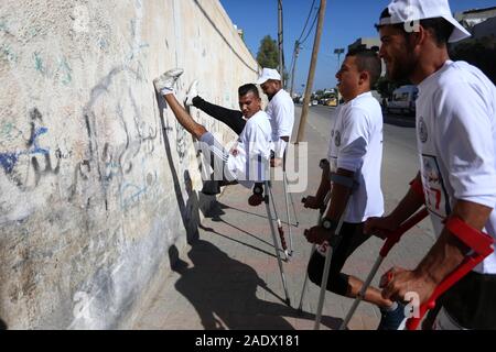 Al-Nuseirat, la bande de Gaza, territoire palestinien. 5 déc, 2019. Les amputés palestiniens concurrence dans une course run local dans Al-Nuseirat au centre de la bande de Gaza, le 5 décembre 2019 Crédit : Ashraf Amra/APA/Images/fil ZUMA Alamy Live News Banque D'Images