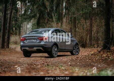 Minsk, Belarus - 21 novembre, 2019 : Lada Vesta AMT robot sur route de campagne n'automne paysages forestiers. Banque D'Images