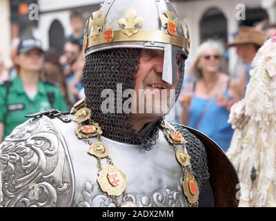 Un homme habillé en costume chevalier médiéval close up. Banque D'Images