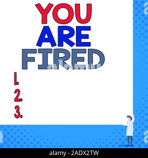 Main conceptuel écrit, indiquant que vous êtes congédié. Signification du concept de sortir de l'emploi et à devenir sans-fin pas la jeune femme tenant deux carrière Banque D'Images