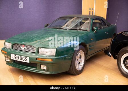 Londres, Royaume-Uni. 5 déc, 2019. Un photocall a eu lieu à Bonhams New Bond Street pour leurs belles Collectors Motor car la vente. Les était un 1994 Aston Martin Virage Volante 6.3 litre. Il a été livré de nouveau à Son Altesse Royale le Prince de Galles qui l'a fait pendant 23 ans, il a été construit sur mesure à ses spécifications. Estimé à £225 000-£275 000.La vente de 35 voitures de collection anciennes et modernes a lieu le samedi 7 décembre à 14h30. Credit : Keith Larby/Alamy Live News Banque D'Images