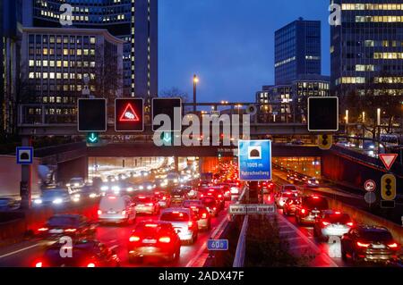 Essen, Ruhr, Rhénanie du Nord-Westphalie, Allemagne - l'autoroute A40 dans le trafic du soir dans le centre-ville d'Essen. Essen, Ruhr, Nordrhein-Westfal Banque D'Images