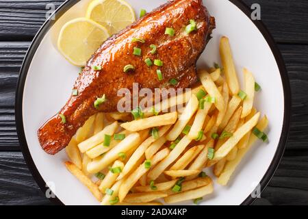 L'alimentation saine la perche rouge poêlé salade de poisson avec frites close-up dans une assiette sur la table. haut horizontale Vue de dessus Banque D'Images