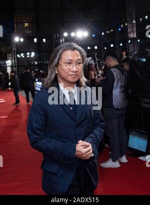 Macao, Chine. 5 déc, 2019. Directeur Peter Ho-sun Chan arrive sur le tapis rouge pour le 4e International Film Festival et Prix¤Macao (IFFAM) à Macao, Chine du Sud, 5 décembre 2019. La 4ème IFFAM a débuté à la Macao Cultural Centre le jeudi. Credit : Cheong Kam Ka/Xinhua/Alamy Live News Banque D'Images