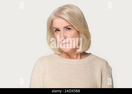 Head shot of angry old woman looking at camera Banque D'Images