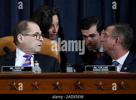 4 décembre 2019, Washington, District of Columbia, États-Unis : les États-Unis représentant Jerrold Nadler (démocrate de New York), président, Comité judiciaire de la Chambre nous, à gauche, et représentant américain Doug Collins (républicain de Géorgie), Rang, US Commission judiciaire, droit, s'entretenir avec les membres de leur personnel au cours d'une audience où impeachment constitutionnalistes a témoigné devant le Comité judiciaire de la Chambre dans la chambre Longworth Immeuble de bureaux sur la colline du Capitole, le 4 décembre 2019 à Washington, DC. C'est la première audience tenue par le Comité judiciaire de la Chambre dans le impeachme Banque D'Images