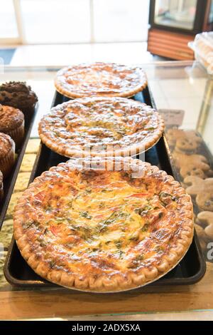 Rangée de quiches fraîchement cuits dans une boulangerie Banque D'Images