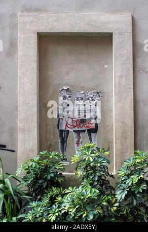 Affiche en pâte à modeler sur une niche murale dans le quartier de Trastevere à Rome, en Italie Banque D'Images