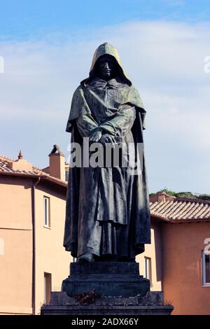 Memorial statue de Giordano Bruno sur la place qu'il a été exécuté, le Campo de' Fiori à Rome, Italie Banque D'Images